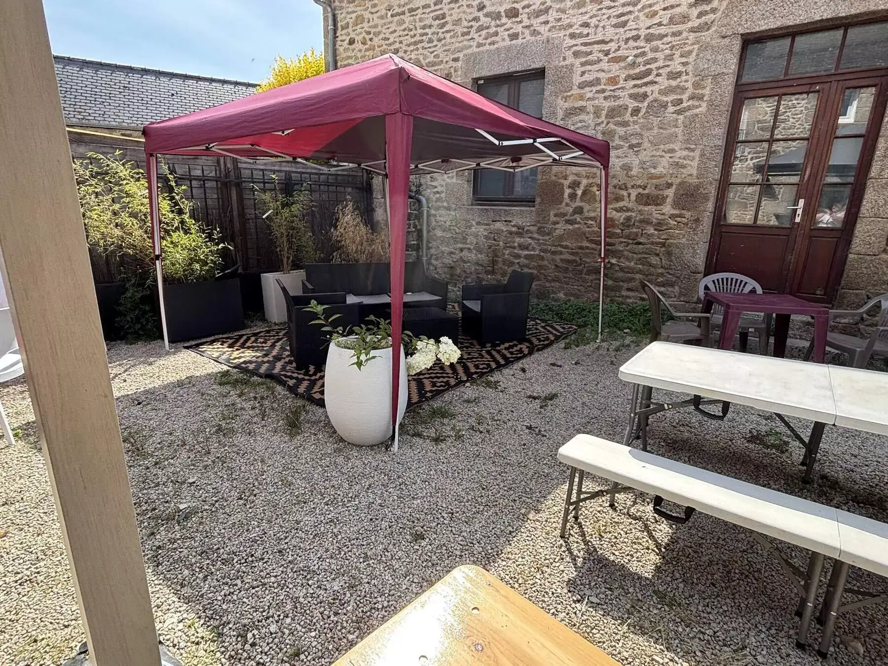 acces-cour-salon-de-jardin