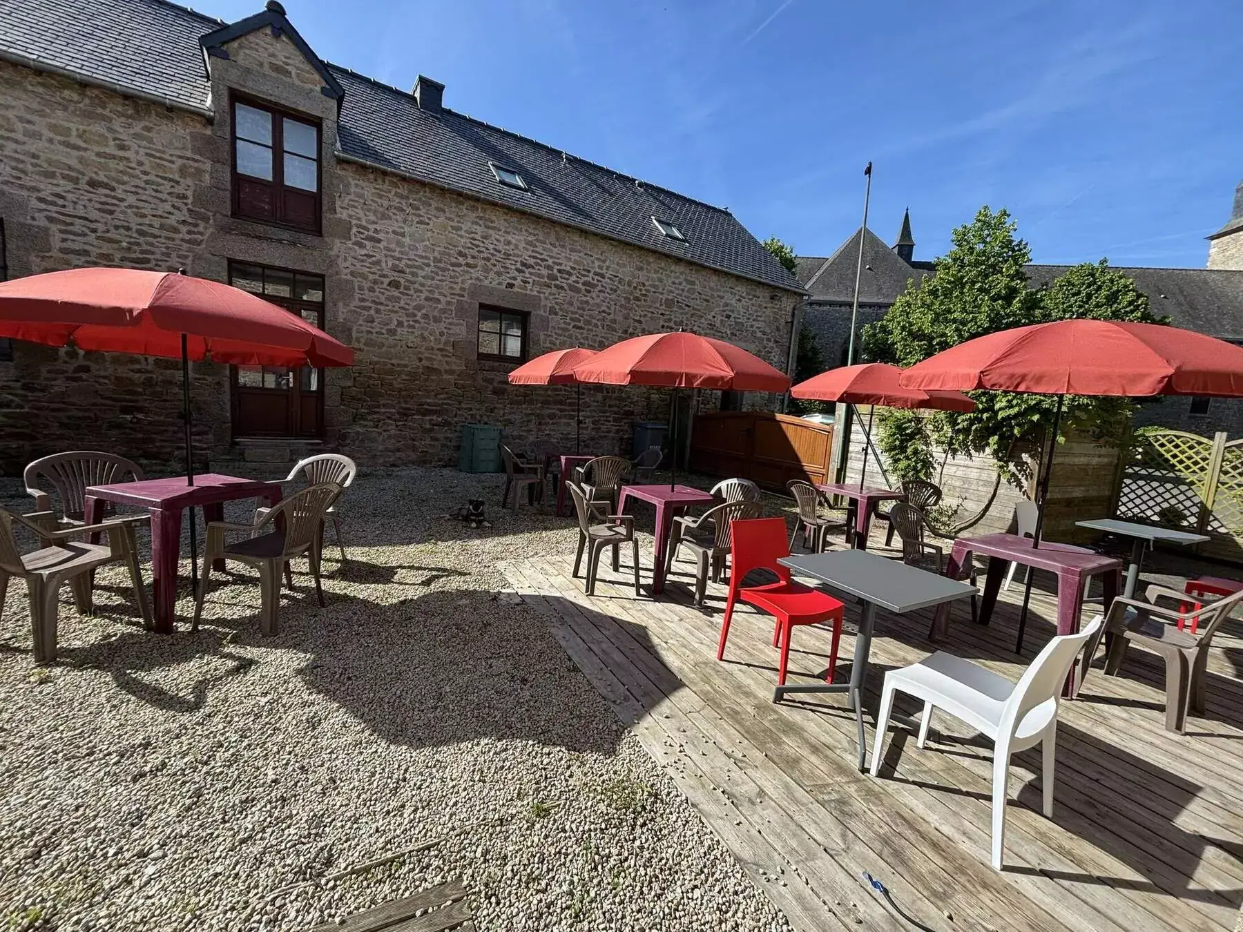 cour-terrasse-parasols-rouges